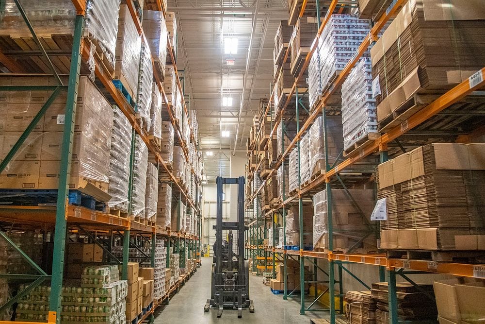 Laoriiulid ja kaubaalused Tuurio laos / Warehouse shelves and pallets